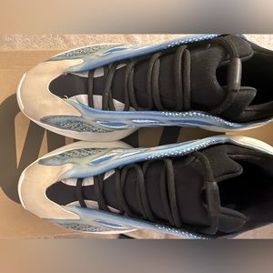 Yeezy 700 V3 'Arzareth' good condition can provide more pics if requested. 10.5